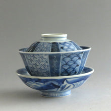 画像をギャラリービューアに読み込む, 伊万里焼(江戸期 1810年頃) 地紋祥瑞染付写 見立て蓋碗 約80cc 江戸後期手描岩波文瓶台添 dbsy9616-b