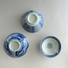 画像をギャラリービューアに読み込む, 伊万里焼(江戸期 1810年頃) 地紋祥瑞染付写 見立て蓋碗 約80cc 江戸後期手描岩波文瓶台添 dbsy9616-b