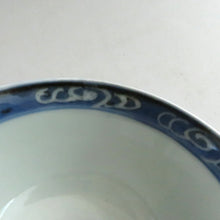 画像をギャラリービューアに読み込む, 伊万里焼(江戸期 1810年頃) 地紋祥瑞染付写 見立て蓋碗 約80cc 江戸後期手描岩波文瓶台添 dbsy9616-b