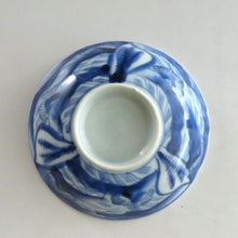 画像をギャラリービューアに読み込む, 伊万里焼(江戸期 1810年頃) 地紋祥瑞染付写 見立て蓋碗 約80cc 江戸後期手描岩波文瓶台添 dbsy9616-b