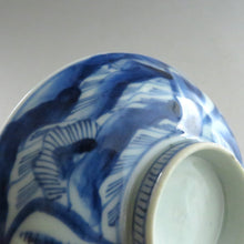 画像をギャラリービューアに読み込む, 伊万里焼(江戸期 1810年頃) 地紋祥瑞染付写 見立て蓋碗 約80cc 江戸後期手描岩波文瓶台添 dbsy9616-b