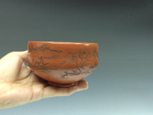 将图片加载到图库查看器，はじめてのお茶道具 名工 常滑焼 幸山｜Kozan/Tokoname ware (愛知) 朱泥 鉄筆彫 湖上泛舟図 茶碗 最上手中節白竹茶杓(日本製/新品) , 八十本立茶筅(中国製/新品)セット dbsy14082-o
