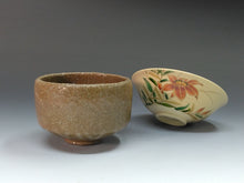 将图片加载到图库查看器，はじめてのお茶道具  名工 森里良三(二代陶楽)｜MORISATO Ryouzou ( 京都/高台寺窯, 1926‐?) 清水焼 色絵 百合図 平, 平安清楽 赤楽、重ね茶碗 最上手中節白竹茶杓(日本製/新品) , 八十本立茶筅(中国製/新品)セット  dbsy14086-f
