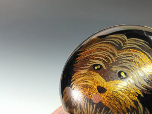 名工 川越美和｜KAWAGOE Miwa( 石川, 2000年前後) 輪島塗超絶技巧 卵殻象嵌砂子蒔絵 ヨークシャーテリア 犬ブローチ dbsy15124-c