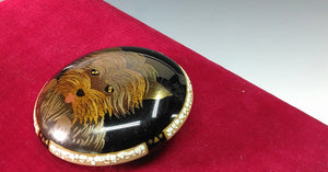 名工 川越美和｜KAWAGOE Miwa( 石川, 2000年前後) 輪島塗超絶技巧 卵殻象嵌砂子蒔絵 ヨークシャーテリア 犬ブローチ dbsy15124-c