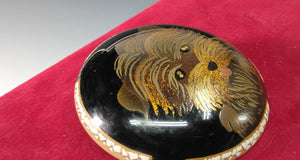 名工 川越美和｜KAWAGOE Miwa( 石川, 2000年前後) 輪島塗超絶技巧 卵殻象嵌砂子蒔絵 ヨークシャーテリア 犬ブローチ dbsy15124-c