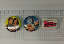 画像をギャラリービューアに読み込む, バック・トゥ・ザ・フューチャー1985年劇場映画日本公開記念 缶バッジコレクション3個/当時もの マイケル・J・フォックス&nbsp;昭和レトロマンガ・アニメ・映画芸能・サブカルチャーコレクターズアイテム&nbsp;おもちゃ/玩具&nbsp;dsy15336-c
