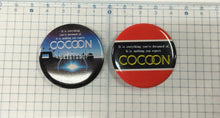画像をギャラリービューアに読み込む, コクーン/ COCOON 1985年劇場映画日本公開記念 缶バッジコレクション2個/当時もの 昭和レトロマンガ・アニメ・映画芸能・サブカルチャーコレクターズアイテム おもちゃ/玩具 dsy15339-c
