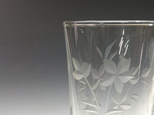 画像をギャラリービューアに読み込む, ヴィンテージ 手彫り エングレーブ 花卉文 硝子コップ/ タンブラー 1客 dbsy15466
