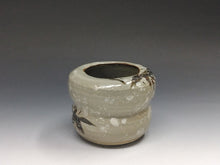 Load image into Gallery viewer, 茶道具 八代 白井半七｜SHIRAI Hanshichi 8th( 東京-兵庫, 1898-1949) 乾山写 雪笹文 火入 dbsy15597-7
