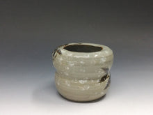 Load image into Gallery viewer, 茶道具 八代 白井半七｜SHIRAI Hanshichi 8th( 東京-兵庫, 1898-1949) 乾山写 雪笹文 火入 dbsy15597-7
