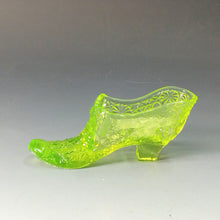 Load image into Gallery viewer, アメリカヴィンテージ BOYD｜ボイド社(USA,1978-80年代) イエローデイジーボタン ウランガラス リボンシューズ 女の子を素敵な処へ運ぶラッキーアイテム
