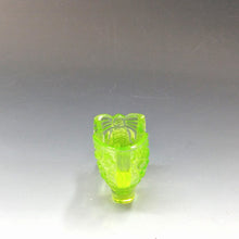 Load image into Gallery viewer, アメリカヴィンテージ BOYD｜ボイド社(USA,1978-80年代) イエローデイジーボタン ウランガラス リボンシューズ 女の子を素敵な処へ運ぶラッキーアイテム
