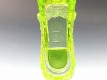 Load image into Gallery viewer, アメリカヴィンテージ BOYD｜ボイド社(USA,1978-80年代) イエローデイジーボタン ウランガラス リボンシューズ 女の子を素敵な処へ運ぶラッキーアイテム
