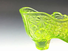 Load image into Gallery viewer, アメリカヴィンテージ BOYD｜ボイド社(USA,1978-80年代) イエローデイジーボタン ウランガラス リボンシューズ 女の子を素敵な処へ運ぶラッキーアイテム
