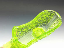 Load image into Gallery viewer, アメリカヴィンテージ BOYD｜ボイド社(USA,1978-80年代) イエローデイジーボタン ウランガラス リボンシューズ 女の子を素敵な処へ運ぶラッキーアイテム
