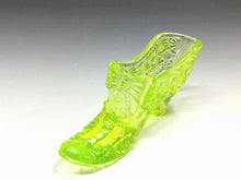 Load image into Gallery viewer, アメリカヴィンテージ BOYD｜ボイド社(USA,1978-80年代) イエローデイジーボタン ウランガラス リボンシューズ 女の子を素敵な処へ運ぶラッキーアイテム
