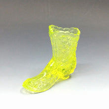 将图片加载到图库查看器，アメリカヴィンテージ BOYD｜フェントン(USA,1950-70年代) イエローデイジーボタン ウランガラスシューズ/ ブーツ 女の子を素敵な処へ運ぶラッキーアイテム dbsy15911-9
