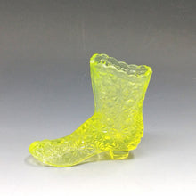 将图片加载到图库查看器，アメリカヴィンテージ BOYD｜フェントン(USA,1950-70年代) イエローデイジーボタン ウランガラスシューズ/ ブーツ 女の子を素敵な処へ運ぶラッキーアイテム dbsy15911-9
