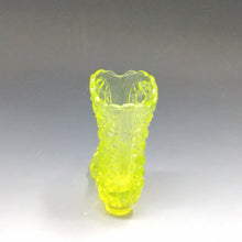 将图片加载到图库查看器，アメリカヴィンテージ BOYD｜フェントン(USA,1950-70年代) イエローデイジーボタン ウランガラスシューズ/ ブーツ 女の子を素敵な処へ運ぶラッキーアイテム dbsy15911-9
