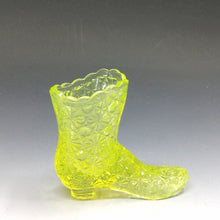 将图片加载到图库查看器，アメリカヴィンテージ BOYD｜フェントン(USA,1950-70年代) イエローデイジーボタン ウランガラスシューズ/ ブーツ 女の子を素敵な処へ運ぶラッキーアイテム dbsy15911-9
