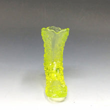 将图片加载到图库查看器，アメリカヴィンテージ BOYD｜フェントン(USA,1950-70年代) イエローデイジーボタン ウランガラスシューズ/ ブーツ 女の子を素敵な処へ運ぶラッキーアイテム dbsy15911-9
