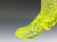 将图片加载到图库查看器，アメリカヴィンテージ BOYD｜フェントン(USA,1950-70年代) イエローデイジーボタン ウランガラスシューズ/ ブーツ 女の子を素敵な処へ運ぶラッキーアイテム dbsy15911-9
