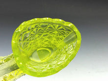 将图片加载到图库查看器，アメリカヴィンテージ BOYD｜フェントン(USA,1950-70年代) イエローデイジーボタン ウランガラスシューズ/ ブーツ 女の子を素敵な処へ運ぶラッキーアイテム dbsy15911-9
