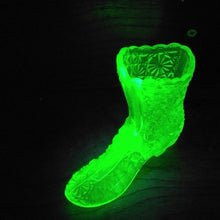 将图片加载到图库查看器，アメリカヴィンテージ BOYD｜フェントン(USA,1950-70年代) イエローデイジーボタン ウランガラスシューズ/ ブーツ 女の子を素敵な処へ運ぶラッキーアイテム dbsy15911-9
