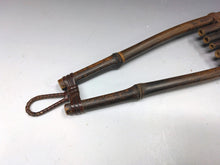 Load image into Gallery viewer, 時代もの 煤竹 垂撥(扇掛) 床飾り 書院飾り 置物 柱掛 dbsy15924-i

