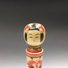 Load image into Gallery viewer, 名工 小山今朝記｜KOYAMA Kesaki(宮城, 1940- ) 鳴子系 伝統こけし 21.5㎝ dbsy15958-s
