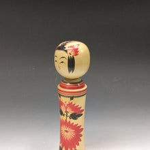 Load image into Gallery viewer, 名工 小山今朝記｜KOYAMA Kesaki(宮城, 1940- ) 鳴子系 伝統こけし 21.5㎝ dbsy15958-s
