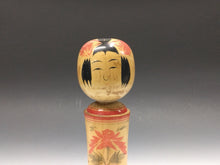 Load image into Gallery viewer, 名工 岡崎斉司｜OKAZAKI Seishi(宮城, 1926-2002) 鳴子系 伝統こけし (ロ) 24.5㎝ 大沼岩太郎系列 dbsy15950
