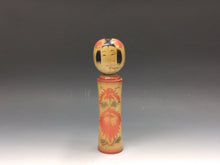 Load image into Gallery viewer, 名工 岡崎斉司｜OKAZAKI Seishi(宮城, 1926-2002) 鳴子系 伝統こけし (ロ) 24.5㎝ 大沼岩太郎系列 dbsy15950
