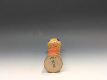 Load image into Gallery viewer, 名工 岡崎斉司｜OKAZAKI Seishi(宮城, 1926-2002) 鳴子系 伝統こけし (ロ) 24.5㎝ 大沼岩太郎系列 dbsy15950
