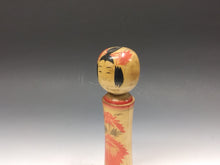Load image into Gallery viewer, 名工 岡崎斉司｜OKAZAKI Seishi(宮城, 1926-2002) 鳴子系 伝統こけし (ロ) 24.5㎝ 大沼岩太郎系列 dbsy15950
