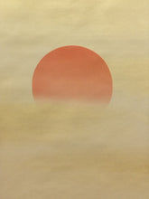 Load image into Gallery viewer, 金武蘇春｜KANETAKE Sosyun「瑞陽(旭日)」 尺五立 現代作家中古掛軸 共箱 正月 めでた掛 早春 年中/普段掛け 縁起物 無事祈願 日本画 JY2259
