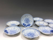 이미지를 갤러리 뷰어에 로드 , 時代もの オールド瀬戸｜Old SETO(愛知, 大正-昭和(1920年代)頃) 手描 菊花染付 三寸 豆皿 /小皿 1枚 dbsy16089-ミ
