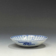 이미지를 갤러리 뷰어에 로드 , 時代もの オールド瀬戸｜Old SETO(愛知, 大正-昭和(1920年代)頃) 手描 菊花染付 三寸 豆皿 /小皿 1枚 dbsy16089-ミ
