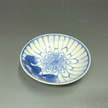 이미지를 갤러리 뷰어에 로드 , 時代もの オールド瀬戸｜Old SETO(愛知, 大正-昭和(1920年代)頃) 手描 菊花染付 三寸 豆皿 /小皿 1枚 dbsy16089-ミ
