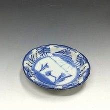 Load image into Gallery viewer, 時代もの (大正-昭和(1920年代)頃) 手描 花鳥染付 芙蓉手 小皿/ 豆皿 1枚 dbsy16095-ミ
