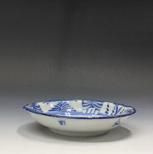 Load image into Gallery viewer, 時代もの (大正-昭和(1920年代)頃) 手描 花鳥染付 芙蓉手 小皿/ 豆皿 1枚 dbsy16095-ミ
