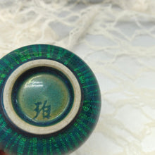 Load image into Gallery viewer, 佐賀県重要無形文化財 小野珀子 釉裏金彩ぐい呑(緑) 共箱 dbsy14341-9
