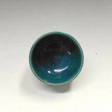 Load image into Gallery viewer, 佐賀県重要無形文化財 小野珀子 釉裏金彩ぐい呑(緑) 共箱 dbsy14341-9

