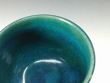 Load image into Gallery viewer, 佐賀県重要無形文化財 小野珀子 釉裏金彩ぐい呑(緑) 共箱 dbsy14341-9
