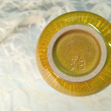 Load image into Gallery viewer, 佐賀県重要無形文化財 小野珀子 釉裏金彩ぐい呑(黄) 共箱 dbsy14342-9
