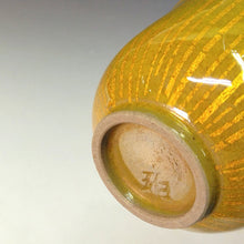 Load image into Gallery viewer, 佐賀県重要無形文化財 小野珀子 釉裏金彩ぐい呑(黄) 共箱 dbsy14342-9
