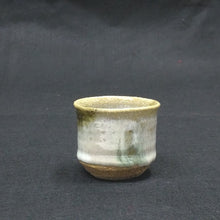 Load image into Gallery viewer, 中里重利 斑唐津ぐい呑 共箱 dbsy14337-9
