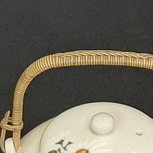 將圖片載入圖庫檢視器 清水焼Kiyomizu ware( 京都 萬珠堂販売, 大正~昭和前期1920年代頃)釉下彩 菊之絵 急須 木箱添  dbsy16391-y
