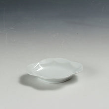 Load image into Gallery viewer, お買い得食器 泰山白磁 七宝縁 菱形小皿 1客 未使用高級和食器 和食器 日本料理 おしゃれな器 現代工藝/伝統工芸工房 デッドストック 陶芸 陶磁器 古陶磁 porcelain, 高級料亭,レストラン食器 dbsy15315
